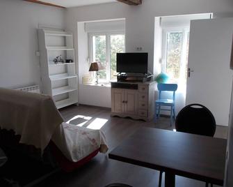 In an old mill studio by the river in the heart of the park of the perche - Rémalard-en-Perche - Sala de estar