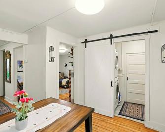 Coastal Cabin - Downtown Historical Log Home - Anchorage