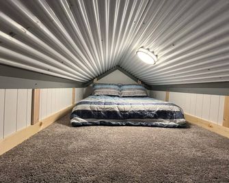 Cozy dry cabin in fabulous Fairbanks. Pets welcome, please read description. - Fairbanks - Bedroom