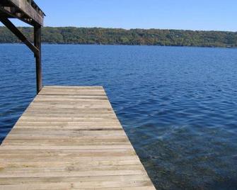 2 Bedroom Cabin on Cayuga Lake 1 Mile from Ithaca - Ithaca - Outdoors view