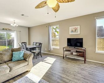 13 Mi to Dtwn San Antonio and the Alamo Quiet Home - Elmendorf - Sala de estar