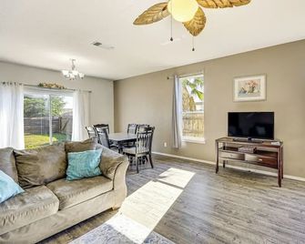 13 Mi to Dtwn San Antonio and the Alamo Quiet Home - Elmendorf - Huiskamer