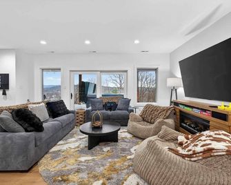 Modern w Sleek Design Hot Tub Dome & Game Room - Hedgesville - Salon