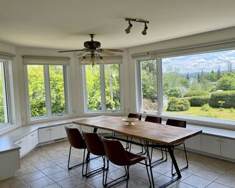 Newly Renovated villa with magnificent views - Coaticook - Dining room