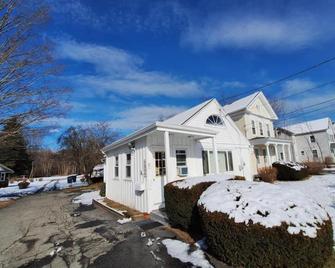 Village Motel By OYO Clinton - Clinton - Building