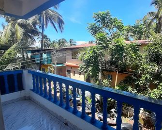 Casa Almeida Guest House - Candolim - Balcón