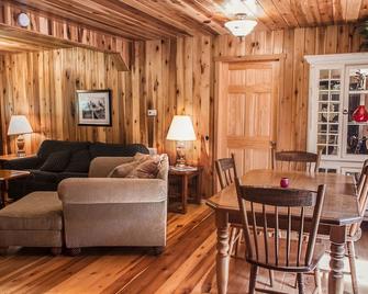 Mountaineer Cabin 5 - 3 Bdrm with Hot Tub close to New River Gorge National Park - Fayetteville - Living room
