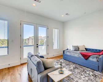 Mins To DT Houston / 4-Story/ 7 Beds / City Views - Houston - Stue