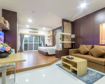 Eastpana Hotel - Ban Phan Sadet Nok - Living room