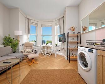 Dunluce Park 1 - Dog friendly - Portrush by the Sea - Portrush