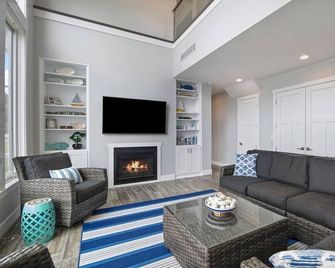 Runyan Lake House / 4 Private Suites - Sleeps 13 - Fenton - Living room