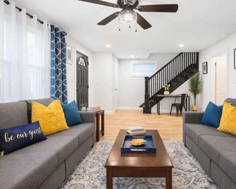 King Bed Suite, Spacious Newly Remodeled House - Joliet - Obývací pokoj