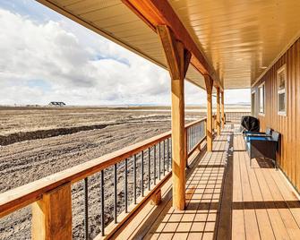 Wraparound Deck: Newly Built Home in Grangeville! - Grangeville - Balcón