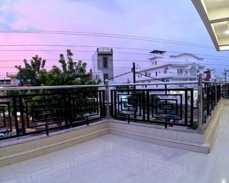 Holidayy Inn Prayagraj - Prayagraj - Balcony