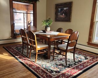 Historic 1898 4br Home - 3 King + 1 Queen - Wooded Backyard Retreat - Iowa Falls - Sala pranzo