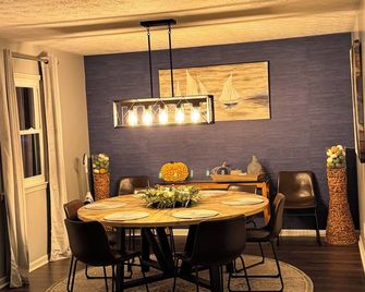 Stay in the heart of Danville 2 - Danville - Eetruimte