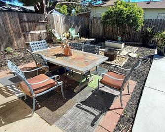 Cute Wine Country Cottage with big back yard for entertaining - Lompoc - Patio