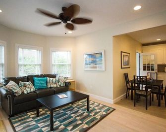 Blue Bay Dream w/ Seasonal Outdoor Jacuzzi, Cabana + Office - Greenport - Living room
