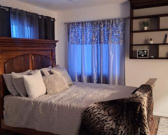 The Holly House. Comfort and Stylish charm. - Belleville - Bedroom