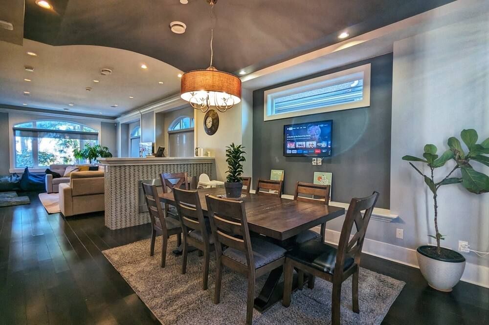Spacious House with New Furniture - Close to Airport/Marine Gateway/UBC/downtown - Vancouver - Dining room