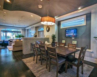 Spacious House with New Furniture - Close to Airport/Marine Gateway/UBC/downtown - Vancouver - Dining room