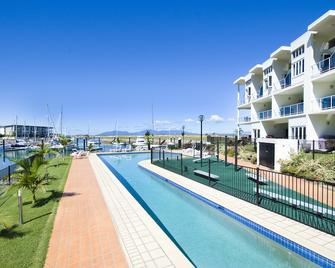 Beachside Magnetic Harbour Apartments - Magnetic Island - Pool