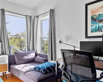 3br Private 8 Acre Spa Retreat - Bbq, Patio, Views - Ahwahnee - Living room