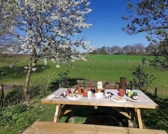 Summer In The Old Stable - Iserlohn - Innenhof