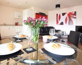 Ur City Pad - The Cambridge Whole 2 Bedroom Apartment - Walsall - Dining room