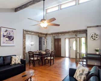 Cheerful 5 bedrooms house 15 mins to KC downtown - Mission - Living room
