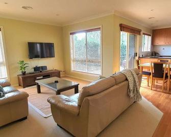 'Nathan Ave Villa' - Albury - Huiskamer