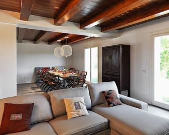 Stunning villa with large Yoga Room and Swimming Pool - Montottone - Sala de estar