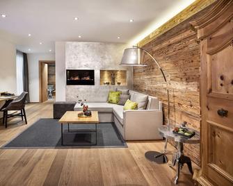 سبورت ريزيدنز زيلرتال - 4 ستيرن سوبيريور - اودرنس - غرفة معيشة