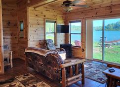 Remodeled Cottage w/Gfireplace, super close to Fred Meijer Heartland trail - Sheridan - Oturma odası