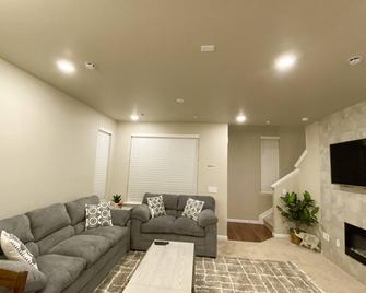Amazing Luxury Home , cozy living, fully furnished, great for the Entire family - Highlands Ranch - Living room