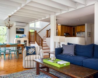 Humble Abode /Charming Cottage Near Long point Beach - West Tisbury - Sala de estar