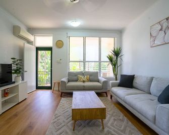 Nightcliff Retreat: Stylish 2br Apt Near Foreshore - Nightcliff - Phòng khách
