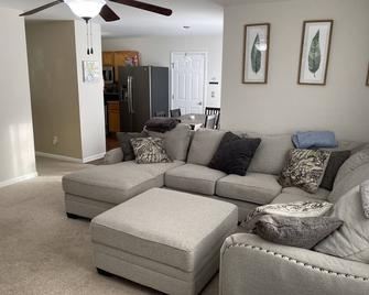 Wonderful Home 5 min. from Shopping and Dining. - Fuquay-Varina - Living room