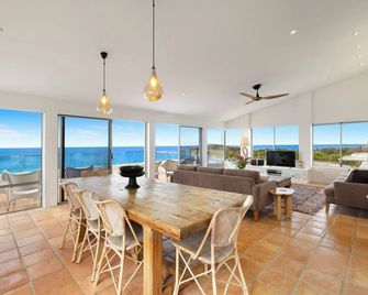 Luxe Oceanfront Penthouse! Yamba's best Suncrest 5 - Yamba - Dining room