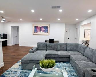 Cozy Corner Retreat - Miramar - Living room