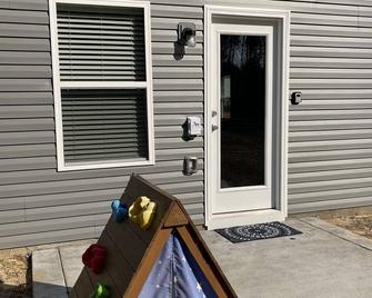 New home w/ private fenced yard by Carolina Horse Park. 20 min to Pinehurst. - Raeford