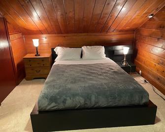 Olympic Hills six bed haven with hot tub and grill - Seattle - Bedroom