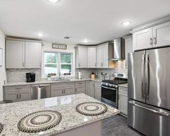 The Lions Den Luxury 3-Bedroom Oasis + Patio\n - Kearny - Kitchen
