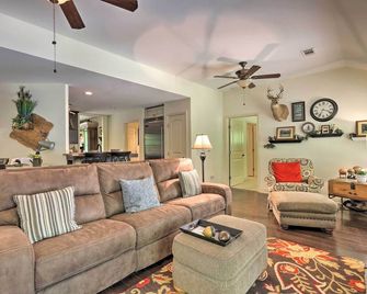 Idyllic Eatonton House with Patio and Lake Access!! - Eatonton - Sala de estar