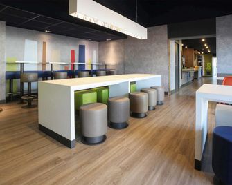 ibis budget Nantes Sainte-Luce - Hôtel Rénové - Sainte-Luce-sur-Loire - Eetruimte