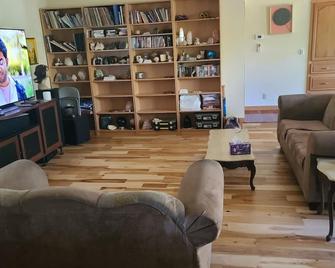 Private Room in House w Heated Pool, Hot Tub, Sauna, Game Room, Beautiful Nature - Oroville