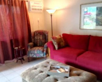 Mediterranean Theme Retreat - Oroville - Living room