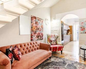 'Spirit of Malta' Historic Maltese Townhouse by the sea - Sliema - Living room