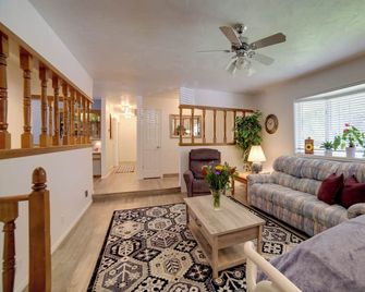 Simple + Charming Idaho Retreat w/ Patio! - Idaho Falls - Obývací pokoj
