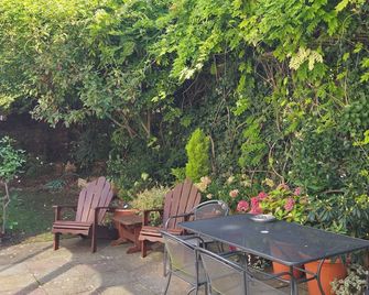 The Edward Hotel - Gloucester - Patio